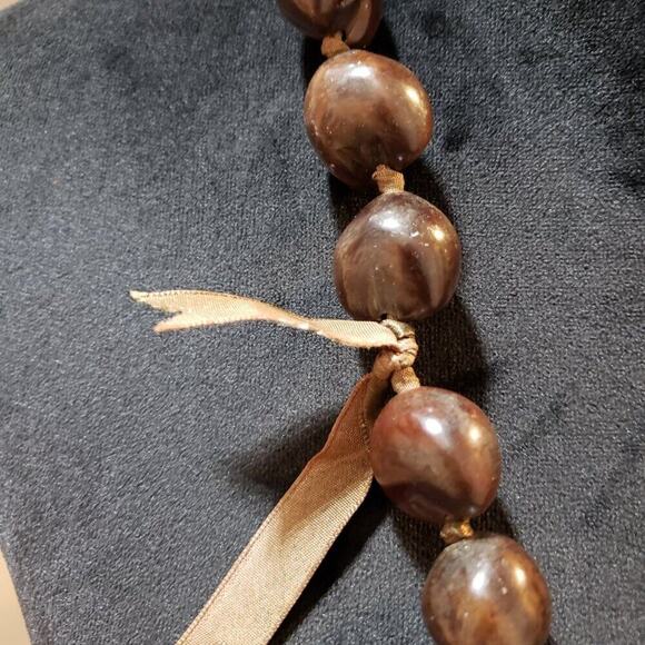 Women Fashion Brown Lumbang Kukui Nut Seed Collar Necklace with Lei Ribbon Clasp - Picture 6 of 6